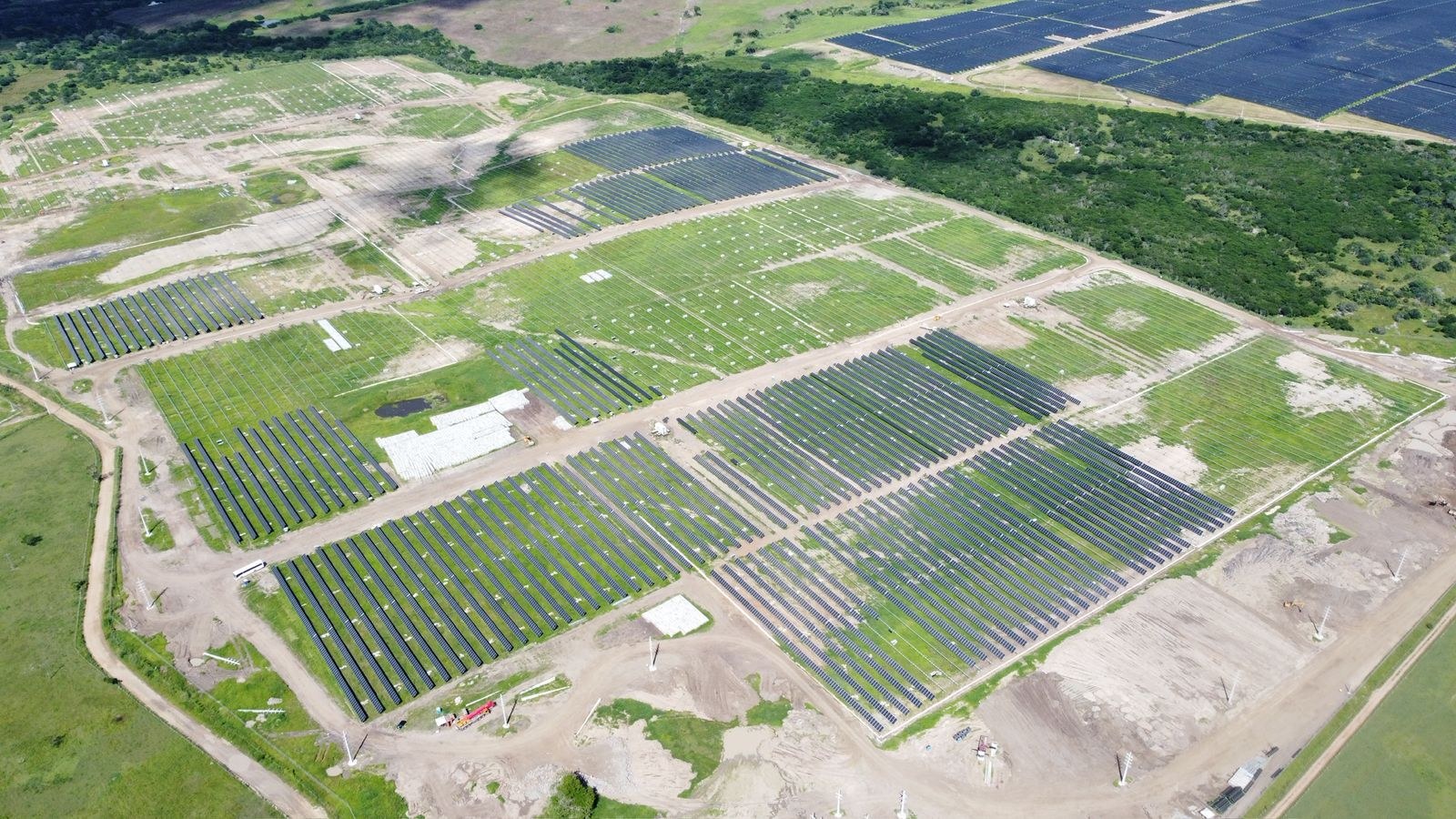 Área de usina solar vista por drone