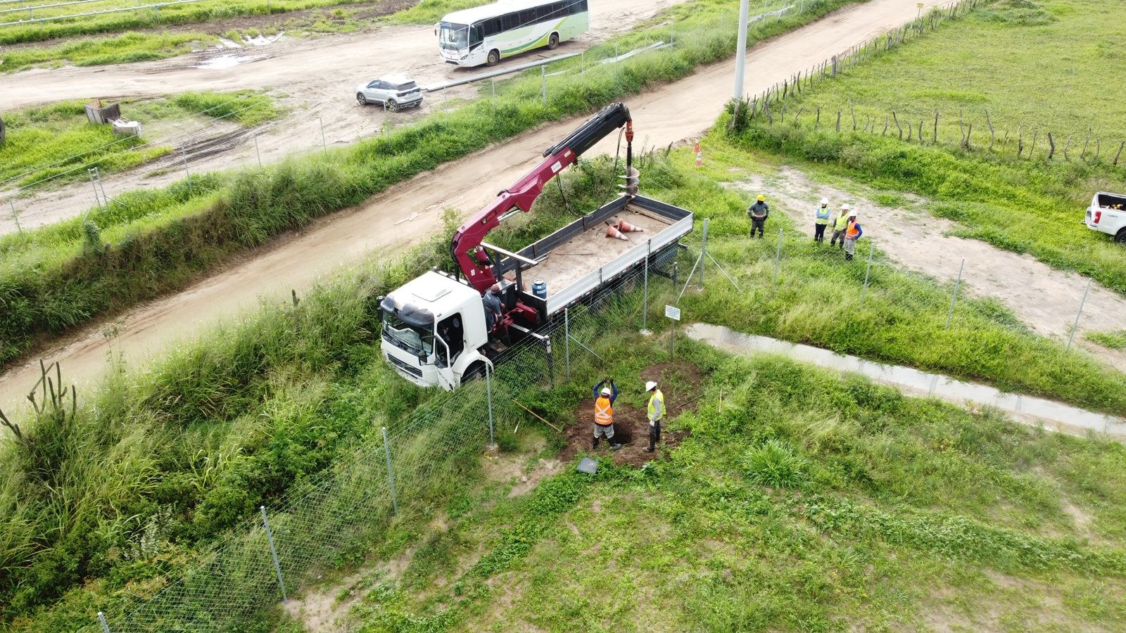 Equipe técnica em atividade de campo vista por drone